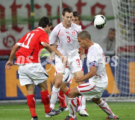 Fussball. Freundschaftsspiel. Oesterreich gegen Schweiz. Uemit Korkmaz, (Oesterreich), Francois Affolter, Goekhan Inler (Schweiz). Klagenfurt, 11.8.2010. 
Foto: Kuess

---
pressefotos, pressefotografie, kuess, qs, qspictures, sport, bild, bilder, bilddatenbank