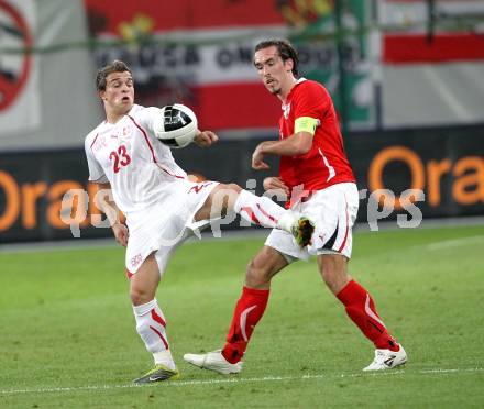 Fussball. Freundschaftsspiel. Oesterreich gegen Schweiz. Christian Fuchs, (Oesterreich), Xherdan Shaqiri (Schweiz). Klagenfurt, 11.8.2010. 
Foto: Kuess

---
pressefotos, pressefotografie, kuess, qs, qspictures, sport, bild, bilder, bilddatenbank