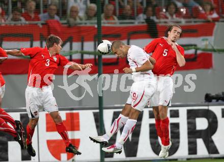 Fussball. Freundschaftsspiel. Oesterreich gegen Schweiz. Franz Schiemer, Christian Fuchs, (Oesterreich), Eren Derdiyok (Schweiz). Klagenfurt, 11.8.2010. 
Foto: Kuess

---
pressefotos, pressefotografie, kuess, qs, qspictures, sport, bild, bilder, bilddatenbank