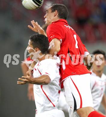 Fussball. Freundschaftsspiel. Oesterreich gegen Schweiz. Emanuel Pogatetz, (Oesterreich), Nassim Ben Khalifa (Schweiz). Klagenfurt, 11.8.2010. 
Foto: Kuess

---
pressefotos, pressefotografie, kuess, qs, qspictures, sport, bild, bilder, bilddatenbank