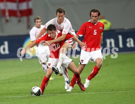 Fussball. Freundschaftsspiel. Oesterreich gegen Schweiz. Zlatko Junuzovic, Christian Fuchs, (Oesterreich), Stephan Lichtsteiner (Schweiz). Klagenfurt, 11.8.2010. 
Foto: Kuess

---
pressefotos, pressefotografie, kuess, qs, qspictures, sport, bild, bilder, bilddatenbank