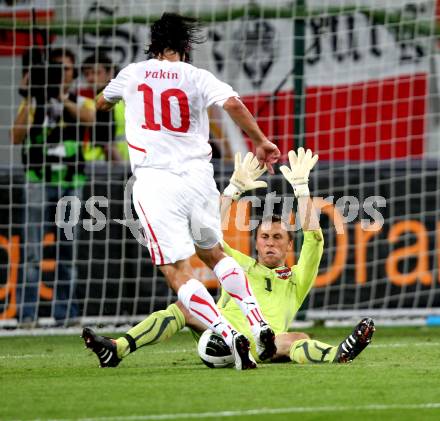 Fussball. Freundschaftsspiel. Oesterreich gegen Schweiz. Christian Gratzei, (Oesterreich), Hakan Yakin (Schweiz). Klagenfurt, 11.8.2010. 
Foto: Kuess

---
pressefotos, pressefotografie, kuess, qs, qspictures, sport, bild, bilder, bilddatenbank