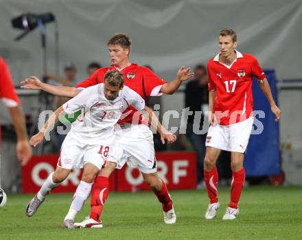 Fussball. Freundschaftsspiel. Oesterreich gegen Schweiz. Sebastian Proedl, Florian Klein, (Oesterreich), Albert Bunjaku (Schweiz). Klagenfurt, 11.8.2010. 
Foto: Kuess

---
pressefotos, pressefotografie, kuess, qs, qspictures, sport, bild, bilder, bilddatenbank