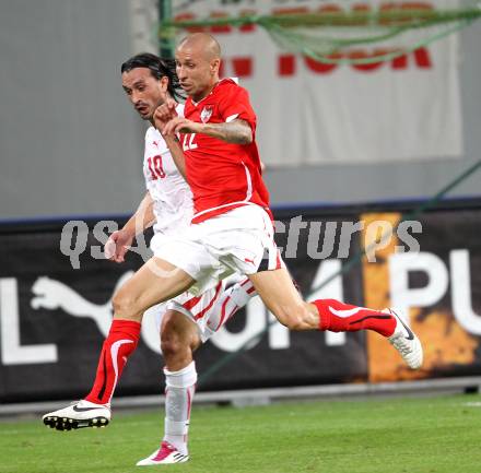 Fussball. Freundschaftsspiel. Oesterreich gegen Schweiz. Christian Wolf, (Oesterreich), Hakan Yakin (Schweiz). Klagenfurt, 11.8.2010. 
Foto: Kuess

---
pressefotos, pressefotografie, kuess, qs, qspictures, sport, bild, bilder, bilddatenbank