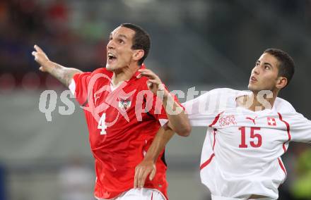 Fussball. Freundschaftsspiel. Oesterreich gegen Schweiz. Emanuel Pogatetz, (Oesterreich), Nassim Ben Khalifa (Schweiz). Klagenfurt, 11.8.2010. 
Foto: Kuess

---
pressefotos, pressefotografie, kuess, qs, qspictures, sport, bild, bilder, bilddatenbank