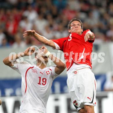 Fussball. Freundschaftsspiel. Oesterreich gegen Schweiz. Franz Schiemer, (Oesterreich), Eren Derdiyok (Schweiz). Klagenfurt, 11.8.2010. 
Foto: Kuess

---
pressefotos, pressefotografie, kuess, qs, qspictures, sport, bild, bilder, bilddatenbank