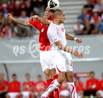 Fussball. Freundschaftsspiel. Oesterreich gegen Schweiz. Emanuel Pogatetz, (Oesterreich), Eren Derdiyok (Schweiz). Klagenfurt, 11.8.2010. 
Foto: Kuess

---
pressefotos, pressefotografie, kuess, qs, qspictures, sport, bild, bilder, bilddatenbank