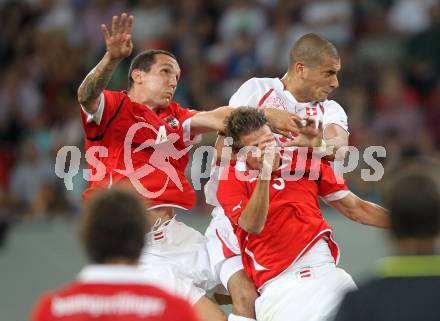 Fussball. Freundschaftsspiel. Oesterreich gegen Schweiz. Emanuel Pogatetz, Franz Schiemer, (Oesterreich), Eren Derdiyok (Schweiz). Klagenfurt, 11.8.2010. 
Foto: Kuess

---
pressefotos, pressefotografie, kuess, qs, qspictures, sport, bild, bilder, bilddatenbank