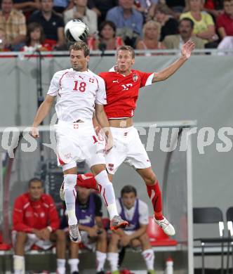 Fussball. Freundschaftsspiel. Oesterreich gegen Schweiz. Florian Klein, (Oesterreich), Albert Bunjaku (Schweiz). Klagenfurt, 11.8.2010. 
Foto: Kuess

---
pressefotos, pressefotografie, kuess, qs, qspictures, sport, bild, bilder, bilddatenbank