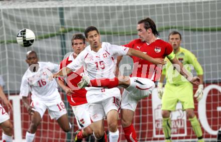 Fussball. Freundschaftsspiel. Oesterreich gegen Schweiz. Christian Fuchs, (Oesterreich),  Nassim Ben Khalifa (Schweiz). Klagenfurt, 11.8.2010. 
Foto: Kuess

---
pressefotos, pressefotografie, kuess, qs, qspictures, sport, bild, bilder, bilddatenbank