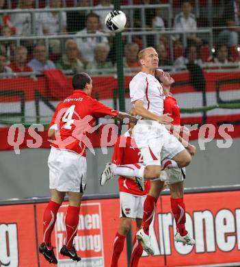 Fussball. Freundschaftsspiel. Oesterreich gegen Schweiz. Emanuel Pogatetz, Christian Fuchs, (Oesterreich), Stephane Grichting (Schweiz). Klagenfurt, 11.8.2010. 
Foto: Kuess

---
pressefotos, pressefotografie, kuess, qs, qspictures, sport, bild, bilder, bilddatenbank