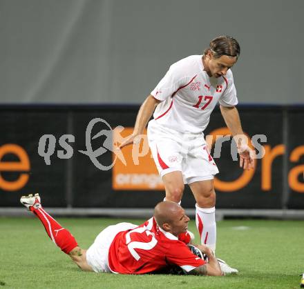 Fussball. Freundschaftsspiel. Oesterreich gegen Schweiz. Patrick Wolf, (Oesterreich), Reto Ziegler (Schweiz). Klagenfurt, 11.8.2010. 
Foto: Kuess

---
pressefotos, pressefotografie, kuess, qs, qspictures, sport, bild, bilder, bilddatenbank