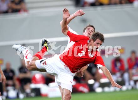 Fussball. Freundschaftsspiel. Oesterreich gegen Schweiz. Franz Schiemer, (Oesterreich), Pirmin Schwegler (Schweiz). Klagenfurt, 11.8.2010. 
Foto: Kuess

---
pressefotos, pressefotografie, kuess, qs, qspictures, sport, bild, bilder, bilddatenbank