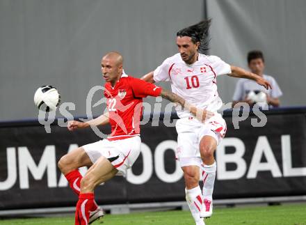 Fussball. Freundschaftsspiel. Oesterreich gegen Schweiz. Christian Wolf, (Oesterreich), Hakan Yakin (Schweiz). Klagenfurt, 11.8.2010. 
Foto: Kuess

---
pressefotos, pressefotografie, kuess, qs, qspictures, sport, bild, bilder, bilddatenbank