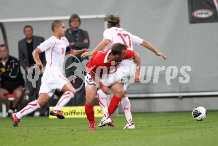 Fussball. Freundschaftsspiel. Oesterreich gegen Schweiz. Erwin Hoffer, (Oesterreich), Goekhan Inler, Reto Ziegler (Schweiz). Klagenfurt, 11.8.2010. 
Foto: Kuess

---
pressefotos, pressefotografie, kuess, qs, qspictures, sport, bild, bilder, bilddatenbank