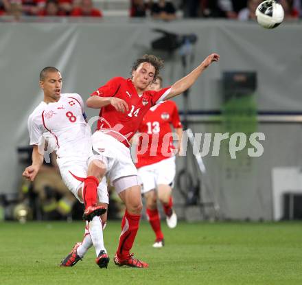 Fussball. Freundschaftsspiel. Oesterreich gegen Schweiz. Julian Baumgartlinger, (Oesterreich),  Goekhan Inler (Schweiz). Klagenfurt, 11.8.2010. 
Foto: Kuess

---
pressefotos, pressefotografie, kuess, qs, qspictures, sport, bild, bilder, bilddatenbank