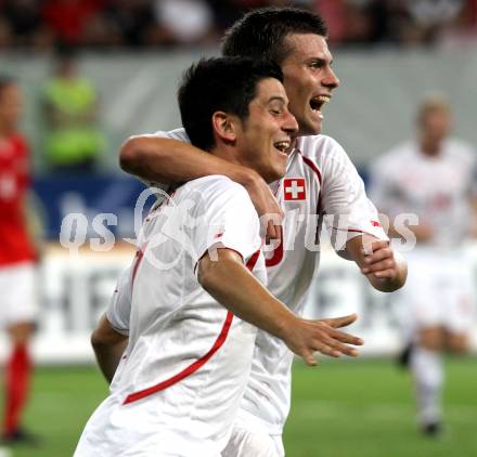 Fussball. Freundschaftsspiel. Oesterreich gegen Schweiz. Torjubel Moreno Constanzo, Valentin Stocker (Schweiz). Klagenfurt, 11.8.2010. 
Foto: Kuess

---
pressefotos, pressefotografie, kuess, qs, qspictures, sport, bild, bilder, bilddatenbank