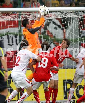 Fussball. Freundschaftsspiel. Oesterreich gegen Schweiz. Martin Harnik, Roland Linz, (Oesterreich), Diego Benaglio, Stephan Lichtsteiner (Schweiz). Klagenfurt, 11.8.2010. 
Foto: Kuess

---
pressefotos, pressefotografie, kuess, qs, qspictures, sport, bild, bilder, bilddatenbank