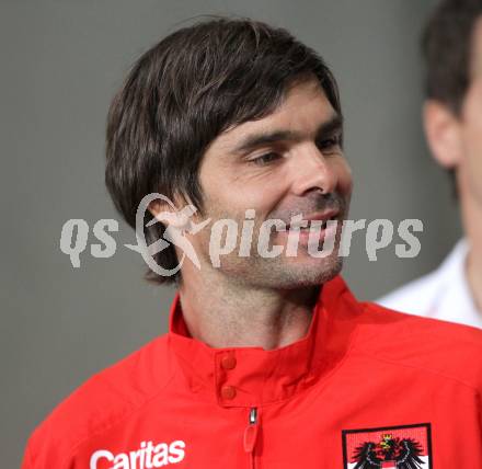 Fussball. Freundschaftsspiel. Oesterreich gegen Schweiz. Gilbert Prilassnig (Trainer der oesterreichischen Homeless World Cup Nationalmannschaft). Klagenfurt, 11.8.2010. 
Foto: Kuess

---
pressefotos, pressefotografie, kuess, qs, qspictures, sport, bild, bilder, bilddatenbank