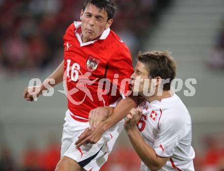 Fussball. Freundschaftsspiel. Oesterreich gegen Schweiz. Zlatko Junuzovic, (Oesterreich),  Pirmin Schwegler (Schweiz). Klagenfurt, 11.8.2010. 
Foto: Kuess

---
pressefotos, pressefotografie, kuess, qs, qspictures, sport, bild, bilder, bilddatenbank