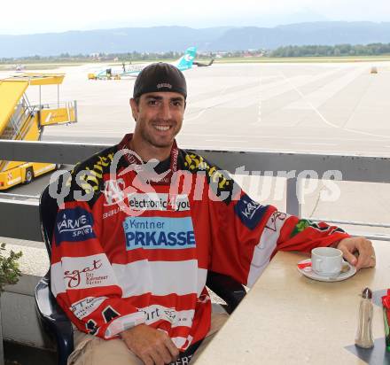 Eishockey Bundesliga. Ankunft Peter Ratchuk (KAC). Klagenfurt, am 5.8.2010.
Foto: Kuess
---
pressefotos, pressefotografie, kuess, qs, qspictures, sport, bild, bilder, bilddatenbank