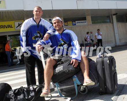 EBEL. Eishockey Bundesliga. Ankunft Matt Ryan, Kevin Mitchell (VSV). Klagenfurt, am 8.8.2010.
Foto: Kuess
---
pressefotos, pressefotografie, kuess, qs, qspictures, sport, bild, bilder, bilddatenbank