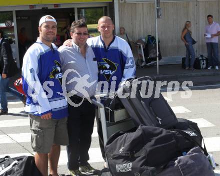 EBEL. Eishockey Bundesliga. Ankunft Matt Ryan, Kevin Mitchell (VSV), Gruener. Klagenfurt, am 8.8.2010.
Foto: Kuess
---
pressefotos, pressefotografie, kuess, qs, qspictures, sport, bild, bilder, bilddatenbank