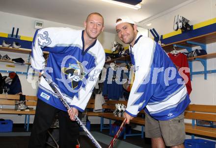 EBEL. Eishockey Bundesliga. Ankunft Matt Ryan, Kevin Mitchell (VSV). Klagenfurt, am 8.8.2010.
Foto: Kuess
---
pressefotos, pressefotografie, kuess, qs, qspictures, sport, bild, bilder, bilddatenbank