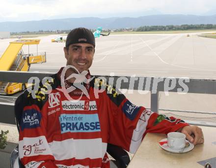 Eishockey Bundesliga. Ankunft Peter Ratchuk (KAC). Klagenfurt, am 5.8.2010.
Foto: Kuess
---
pressefotos, pressefotografie, kuess, qs, qspictures, sport, bild, bilder, bilddatenbank