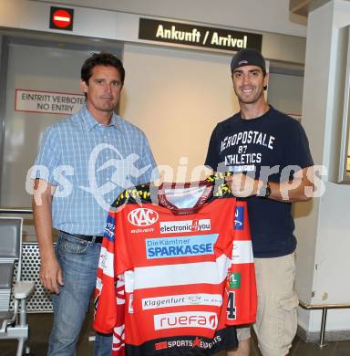 Eishockey Bundesliga. Ankunft Peter Ratchuk (KAC), Oliver Pilloni. Klagenfurt, am 5.8.2010.
Foto: Kuess
---
pressefotos, pressefotografie, kuess, qs, qspictures, sport, bild, bilder, bilddatenbank