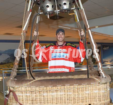 Eishockey Bundesliga. Ankunft Peter Ratchuk (KAC). Klagenfurt, am 5.8.2010.
Foto: Kuess
---
pressefotos, pressefotografie, kuess, qs, qspictures, sport, bild, bilder, bilddatenbank