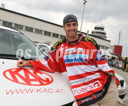 Eishockey Bundesliga. Ankunft Peter Ratchuk (KAC). Klagenfurt, am 5.8.2010.
Foto: Kuess
---
pressefotos, pressefotografie, kuess, qs, qspictures, sport, bild, bilder, bilddatenbank