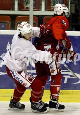 EBEL. Eishockeybundesliga. internes Testspiel KAC. Tyler Scofield, Manuel Geier. Klagenfurt am 12.8.2010
Foto: Kuess
---
pressefotos, pressefotografie, kuess, qs, qspictures, sport, bild, bilder, bilddatenbank