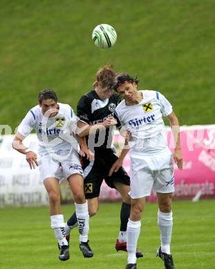 Fusball Kaerntner Liga. St. Veit gegen Spittal. Hertelt Sebastian, Scheucher Guenther (St.Veit), Pertl Thomas (Spittal). St. Veit, 13.8.2010. 
Foto: Kuess
---
pressefotos, pressefotografie, kuess, qs, qspictures, sport, bild, bilder, bilddatenbank