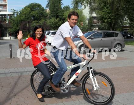 Eishockey. KAC. Burgstaller Katja, Oliver Pilloni. Klagenfurt, 11.8.2010.
Foto: Kuess
---
pressefotos, pressefotografie, kuess, qs, qspictures, sport, bild, bilder, bilddatenbank