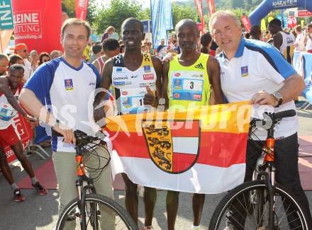 Kaernten laeuft. Halbmarathon von Velden nach Klagenfurt. Kosgei Isaac-Toroitich, Salil Stanley-Kipkosgei, Landeshauptmann Gerhard Doerfler. Velden, am 22.8.2010.
Foto: Kuess
---
pressefotos, pressefotografie, kuess, qs, qspictures, sport, bild, bilder, bilddatenbank