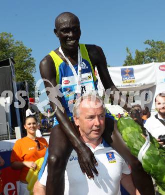 Kaernten laeuft. Halbmarathon von Velden nach Klagenfurt. Sieger Philemon Kisang (KEN), Landeshauptmann Gerhard Doerfler. Velden, am 22.8.2010.
Foto: Kuess
---
pressefotos, pressefotografie, kuess, qs, qspictures, sport, bild, bilder, bilddatenbank