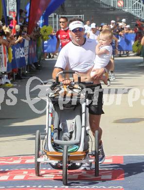 Kaernten laeuft. Halbmarathon von Velden nach Klagenfurt. Teilnehmer mit Kinderwagen. Velden, am 22.8.2010.
Foto: Kuess
---
pressefotos, pressefotografie, kuess, qs, qspictures, sport, bild, bilder, bilddatenbank