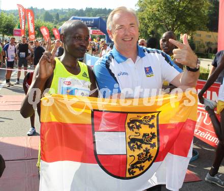 Kaernten laeuft. Halbmarathon von Velden nach Klagenfurt. Salil Stanley-Kipkosgei, Landeshauptmann Gerhard Doerfler. Velden, am 22.8.2010.
Foto: Kuess
---
pressefotos, pressefotografie, kuess, qs, qspictures, sport, bild, bilder, bilddatenbank