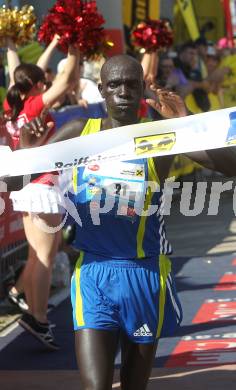 Kaernten laeuft. Halbmarathon von Velden nach Klagenfurt. Sieger Philemon Kisang (KEN). Velden, am 22.8.2010.
Foto: Kuess
---
pressefotos, pressefotografie, kuess, qs, qspictures, sport, bild, bilder, bilddatenbank