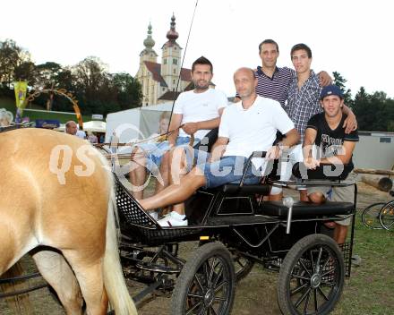 Fussball. WAC/St. Andrae. Gackern, Gefluegelfest in St. Andrae. Trainer Nenad Bjelica, Co-Trainer Slobodan Grubor, Marco Reich, Sandro Gotal, Sandro Zakany. St. Andrae, 12.8.2010.
Foto: Kuess
---
pressefotos, pressefotografie, kuess, qs, qspictures, sport, bild, bilder, bilddatenbank