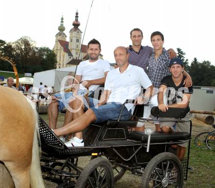 Fussball. WAC/St. Andrae. Gackern, Gefluegelfest in St. Andrae. Trainer Nenad Bjelica, Co-Trainer Slobodan Grubor, Marco Reich, Sandro Gotal, Sandro Zakany. St. Andrae, 12.8.2010.
Foto: Kuess
---
pressefotos, pressefotografie, kuess, qs, qspictures, sport, bild, bilder, bilddatenbank