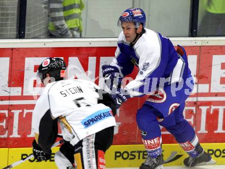 Eishockey. Testspiel. VSV gegen TWI HC Innsbruck. Tomaz Razingar, (VSV), Florian Stern (Innsbruck). Villach, 24.8.2010.
Foto: Kuess


---
pressefotos, pressefotografie, kuess, qs, qspictures, sport, bild, bilder, bilddatenbank