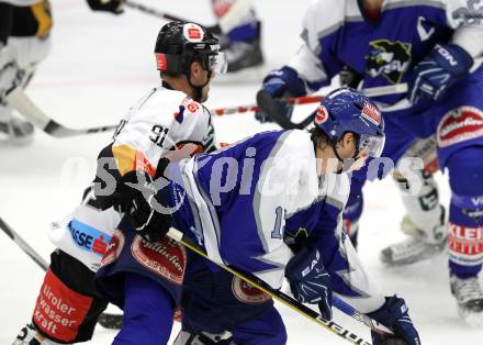 Eishockey. Testspiel. VSV gegen TWI HC Innsbruck. Michael Raffl, (VSV), Jakob Ruckuy (Innsbruck). Villach, 24.8.2010.
Foto: Kuess


---
pressefotos, pressefotografie, kuess, qs, qspictures, sport, bild, bilder, bilddatenbank