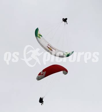 Acrofliegen. Paragleiten. Acroaustria Paragliding Akrobatik Weltcup. Team SAT ATTACK (Horacio Llorens Fernando, Rodriguez Raul). Annenheim, am 28.8.2010.
Foto: Kuess
---
pressefotos, pressefotografie, kuess, qs, qspictures, sport, bild, bilder, bilddatenbank