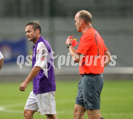 Fussball. Regionalliga. Austria Klagenfurt gegen Gleinstaetten. Kai Schoppitsch, (Austria Klagenfurt), Schiedsrichter Oberlaber Peter. Klagenfurt, 28.8.2010.
Foto: Kuess

---
pressefotos, pressefotografie, kuess, qs, qspictures, sport, bild, bilder, bilddatenbank