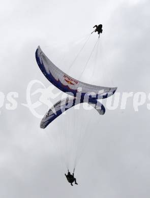 Acrofliegen. Paragleiten. Acroaustria Paragliding Akrobatik Weltcup. Team JUST ACRO (Pal Takats, Gabor Kezi). Annenheim, am 28.8.2010.
Foto: Kuess
---
pressefotos, pressefotografie, kuess, qs, qspictures, sport, bild, bilder, bilddatenbank