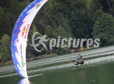 Acrofliegen. Paragleiten. Acroaustria Paragliding Akrobatik Weltcup. Team JUST ACRO (Pal Takats, Gabor Kezi). Annenheim, am 28.8.2010.
Foto: Kuess
---
pressefotos, pressefotografie, kuess, qs, qspictures, sport, bild, bilder, bilddatenbank