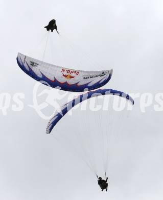 Acrofliegen. Paragleiten. Acroaustria Paragliding Akrobatik Weltcup. Team JUST ACRO (Pal Takats, Gabor Kezi). Annenheim, am 28.8.2010.
Foto: Kuess
---
pressefotos, pressefotografie, kuess, qs, qspictures, sport, bild, bilder, bilddatenbank