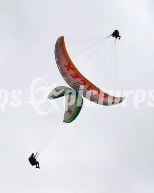 Acrofliegen. Paragleiten. Acroaustria Paragliding Akrobatik Weltcup. Team SAT REPUBLIC (Hernan Pitocco, Felix Rodriguez). Annenheim, am 28.8.2010.
Foto: Kuess
---
pressefotos, pressefotografie, kuess, qs, qspictures, sport, bild, bilder, bilddatenbank